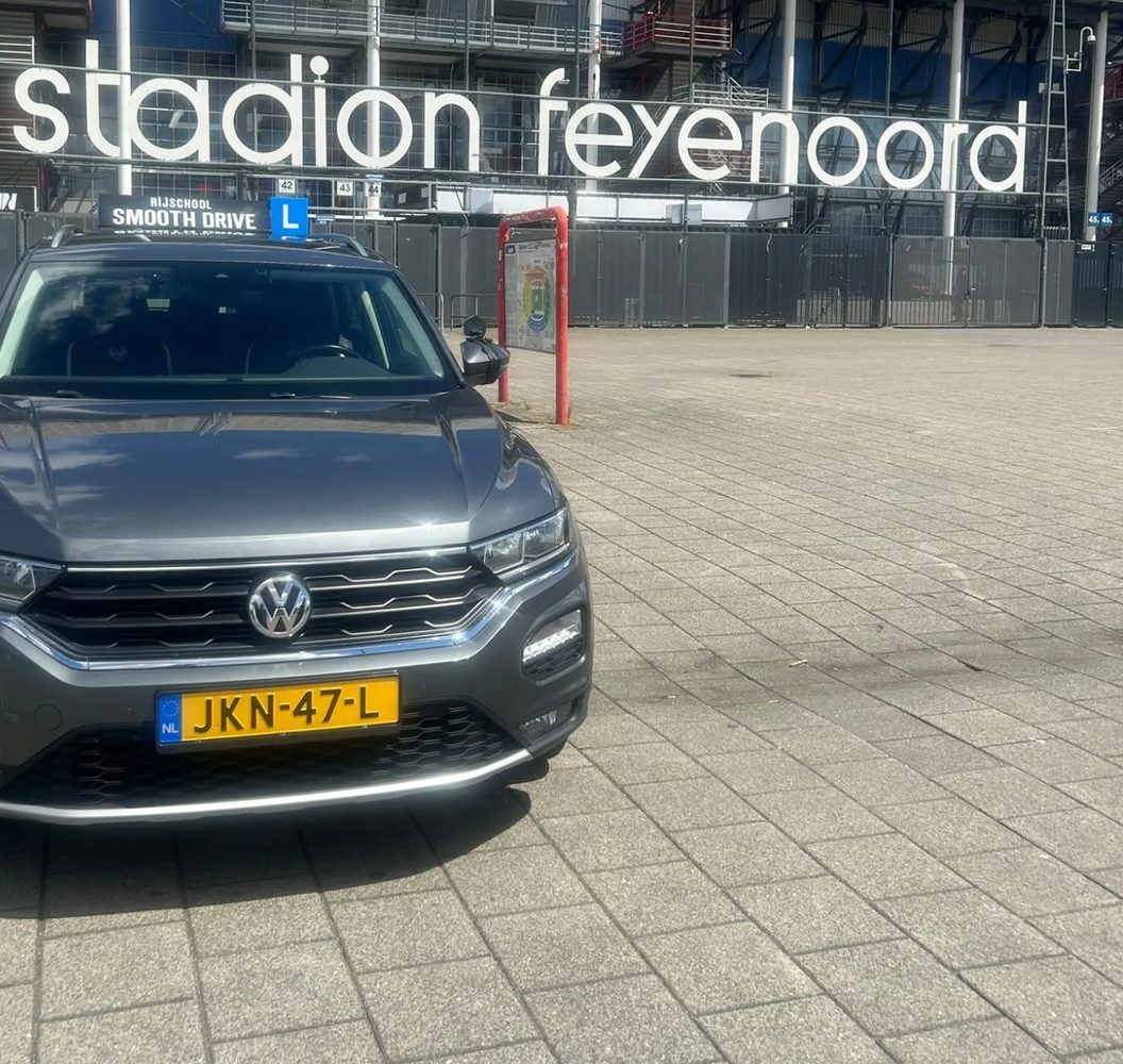 Lesauto van Rijschool Smooth Drive voor Stadion Feyenoord